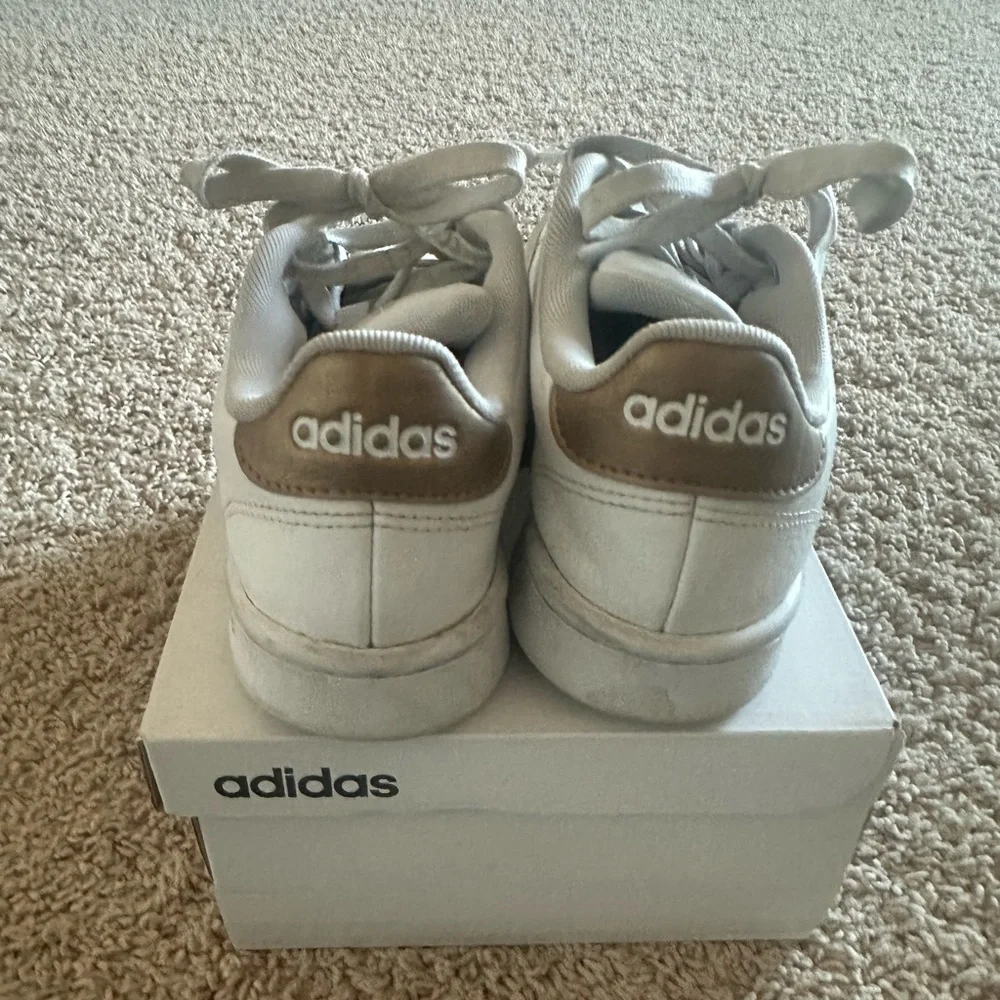 Adidas Advantage gold/white tennis shoes - size 6 - Picture 3 of 3